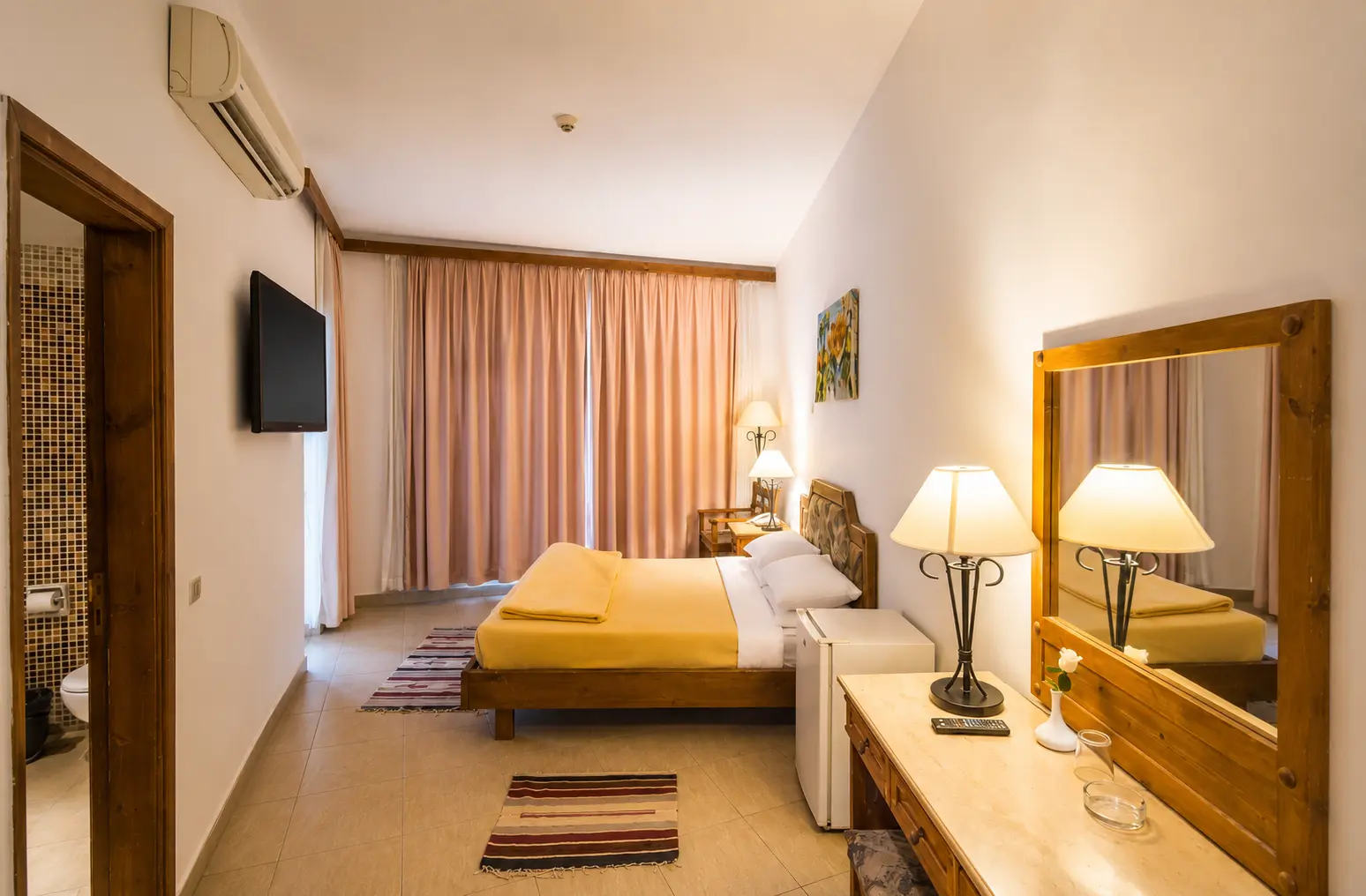 Double room with balcony, TV, minibar and en-suite bathroom