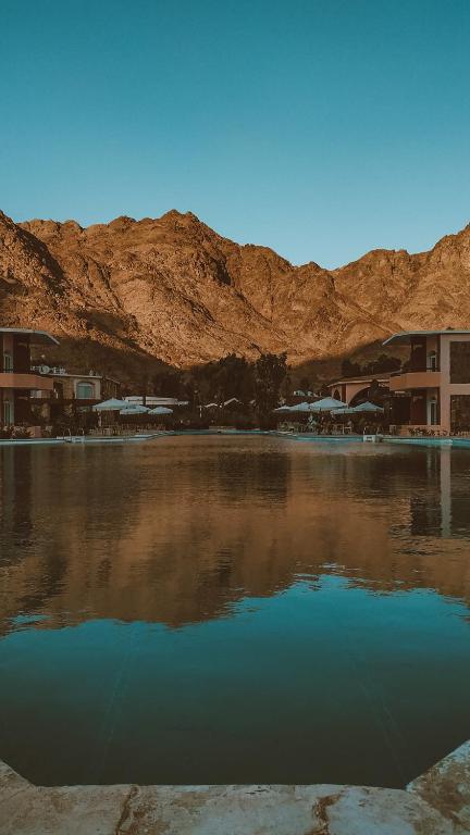 Evening view of the large pool surrounded by mountains